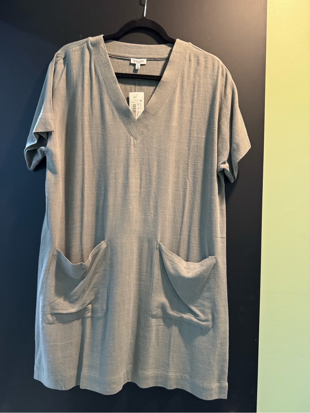 Splendid light gray V-neck short sleeve dress with front pockets